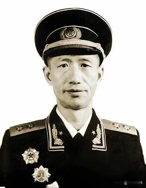 1941年，八路军炊事员去河边挑水做饭，忽然看到了许多奇怪的脚印，他感觉不对劲，