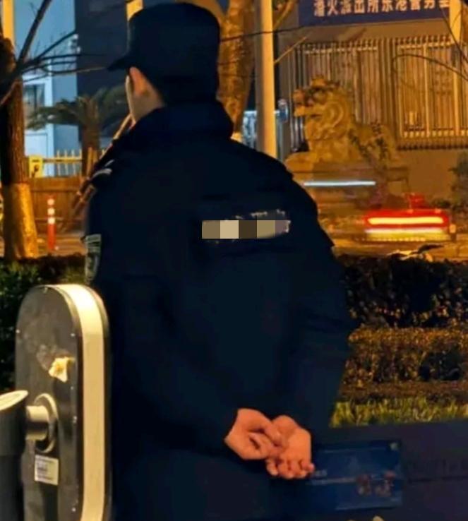 当保安都害怕上夜班，因为夜班是不能睡觉的。没有那个单位会允许保安上夜班睡觉的。