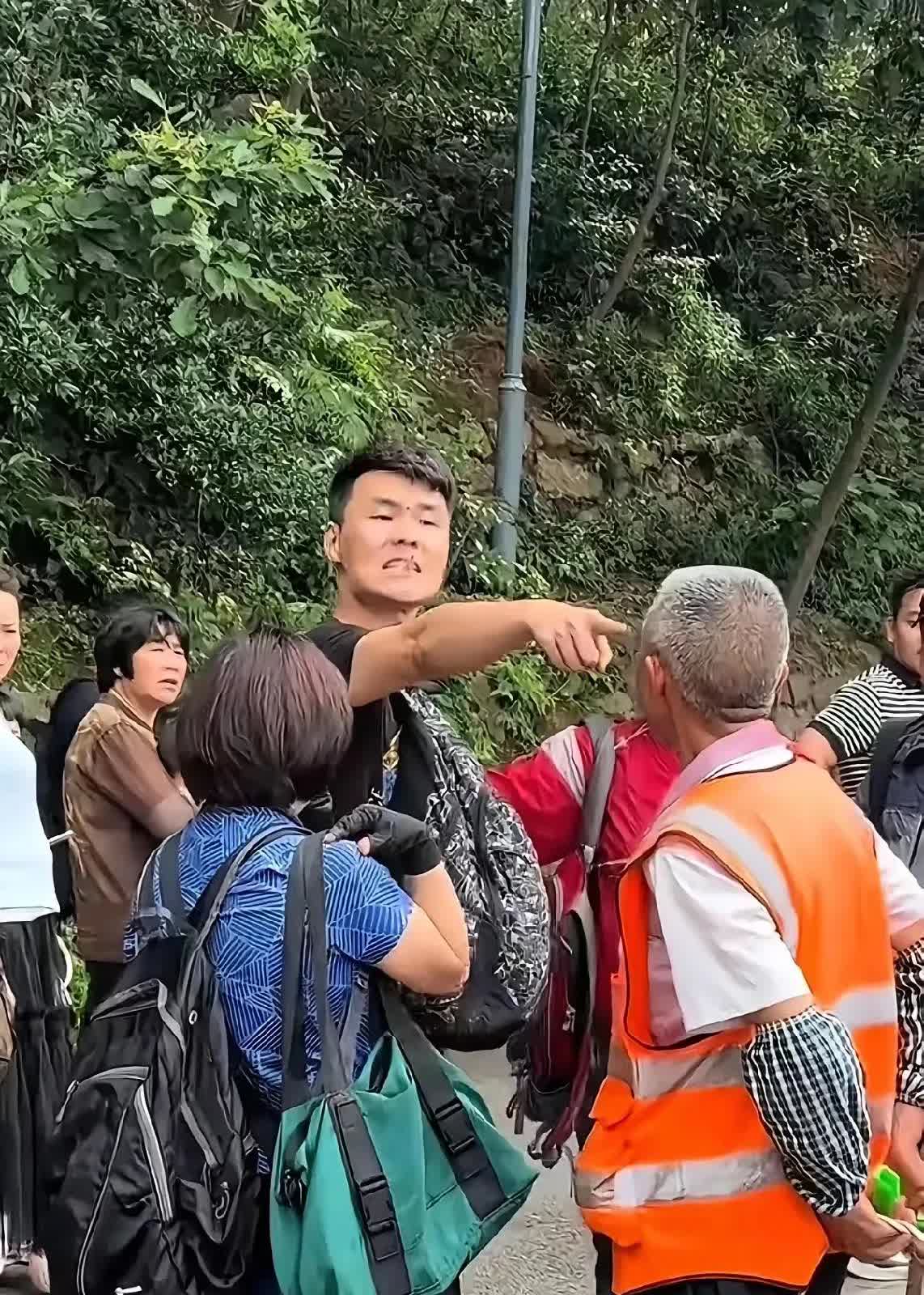 你tm的再打猴子我就打死你！​江苏南京男子在贵州黔灵山公园内辱骂