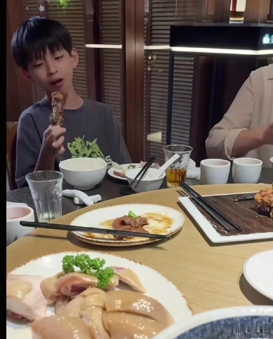 汪小菲是懂气人的!全家人出动，汪小菲请现任丈母娘吃大餐。马筱梅点了一桌子好吃的