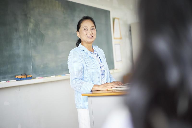 强烈建议取消中小学教师这个职业！！谁的孩子谁自己教，愿意怎么教就怎么教，愿意用什