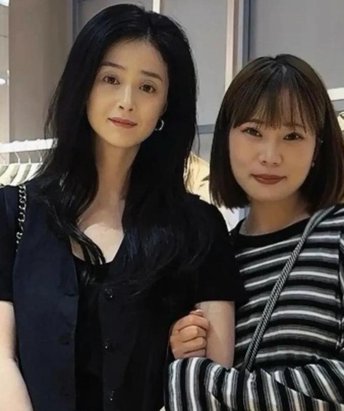 1米71的个子，硬生生从140斤饿到112斤，你猜这得是多大的狠劲儿？蒋欣最近