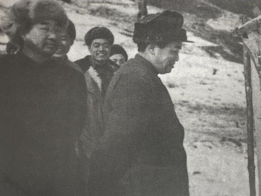 抗美援朝时期，彭德怀司令员与陈赓副司令员等来到前沿阵地观看我军战士办的墙报。战场