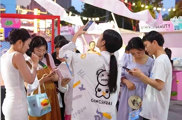 2026年进入5月份，感觉中国社会出现了两个明显的变化。520这天，朋友圈安