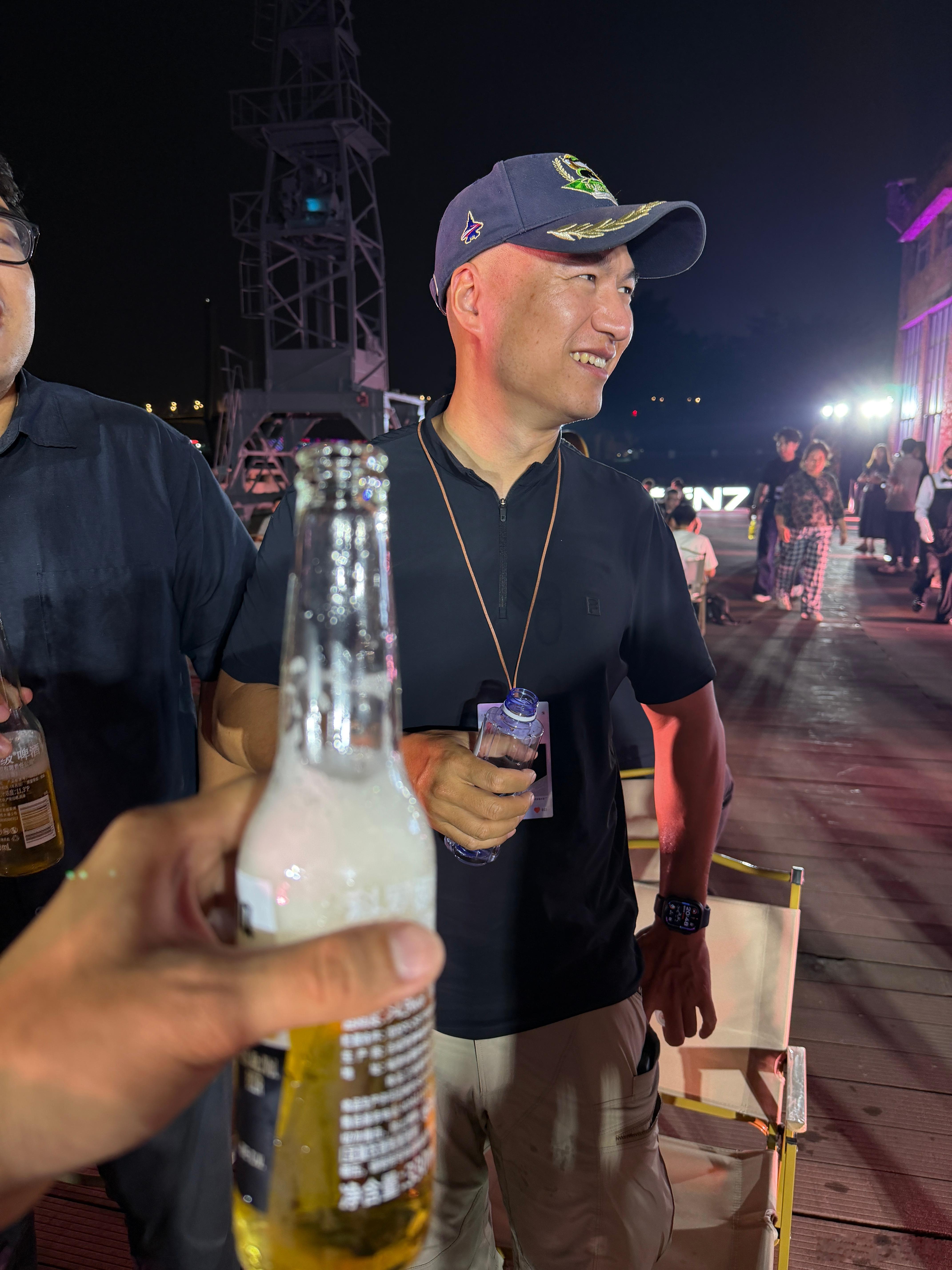 不小心碰倒了啤酒，喷了对面这哥们一身。衣服上，脸上都是[病了哦]太抱歉啦​​​