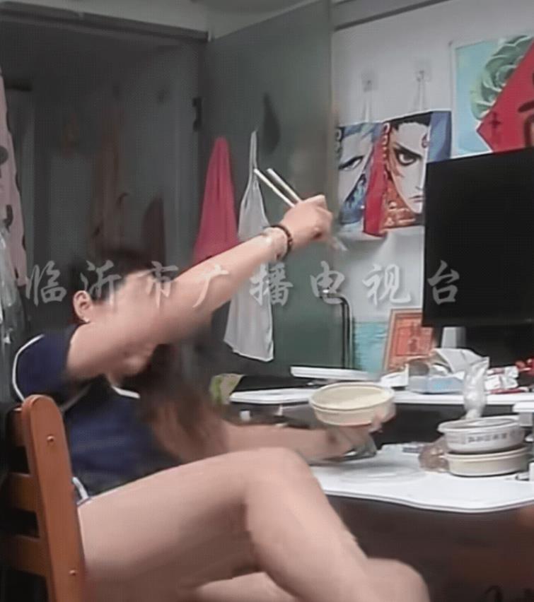 北京，女子熬夜工作没吃饭，躺床上时突然感觉头晕目眩，她意识到是低血糖犯了，挣扎着