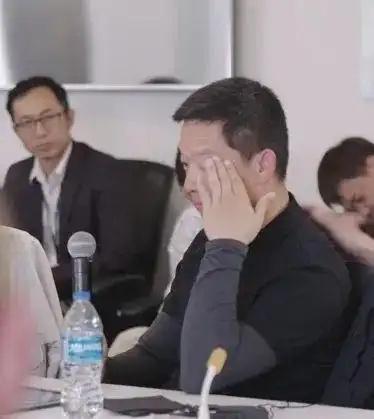 在首届“FFAI首年度股东日”活动现场，贾跃亭数度哽咽，感慨道，“（FF能够活下