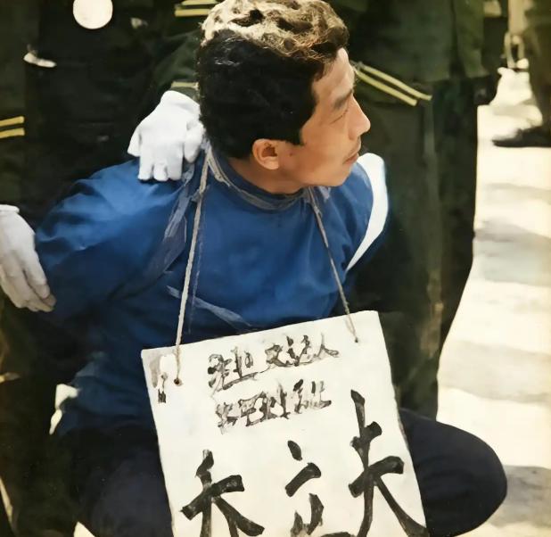 1995年11月24日，东莞塘厦刑场。一个能一脚踹飞150公斤沙袋的汉子，此时被