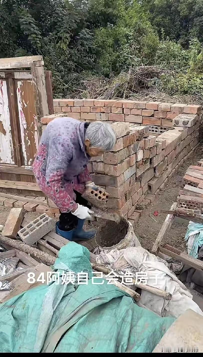 84岁的老人自己建房，这究竟打了谁的脸？看到这样的照片和这样的消息，心里非常不是