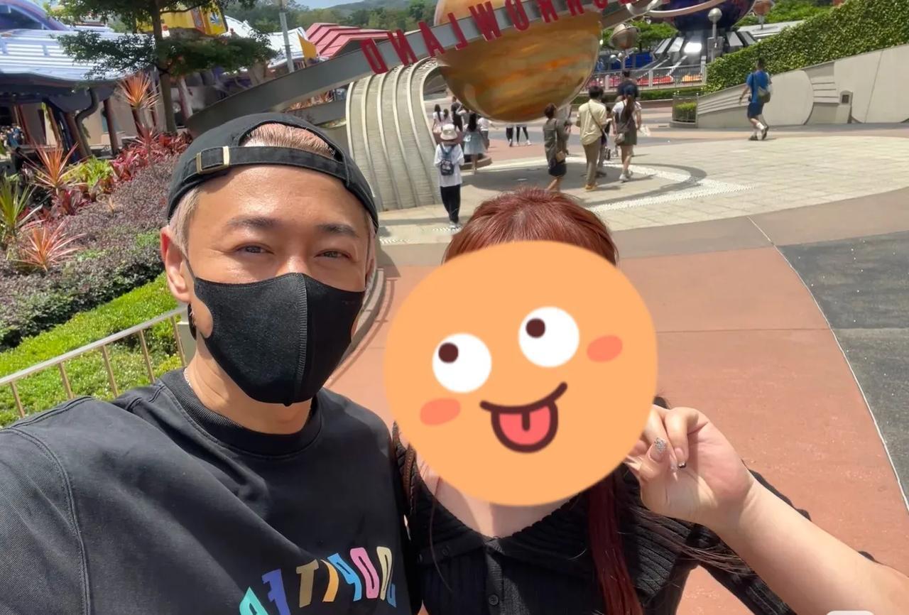 太惊喜了，网友在香港迪士尼偶遇林峯！林峯不仅是个好丈夫，更是个好父亲啊，