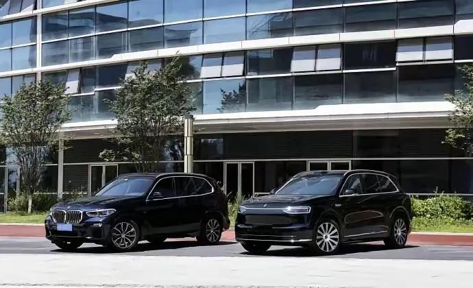 宝马X5在全新问界m7的面前就是新兵蛋子，在看问界m7在尊界SUV的面前就是一个