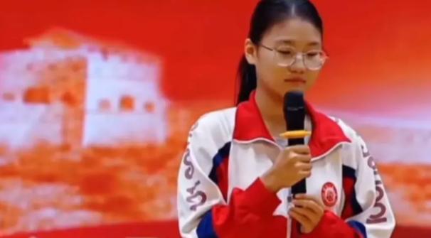 她是毛泽东的曾孙女毛甜懿。这是去年9月她参加京津冀英烈故事思政节目，她作为北京市
