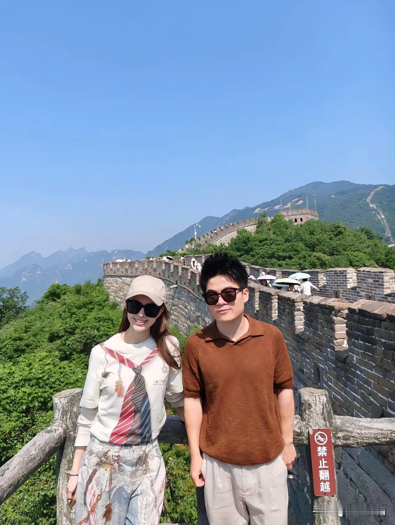 董宇辉昨晚晒长城合影，评论区却吵翻了天：这女的到底是谁？从刘亦菲猜到杨颖再猜