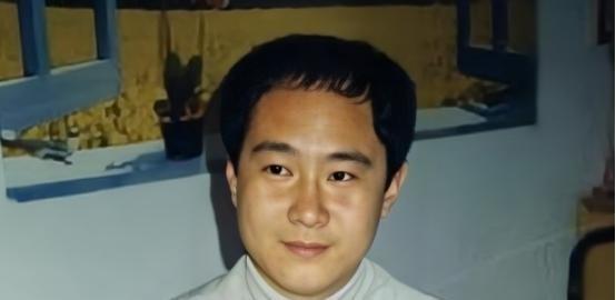 1983年，北京一名18岁少年，因抢了路人1顶帽子被判流氓罪，并处以死缓，他积极