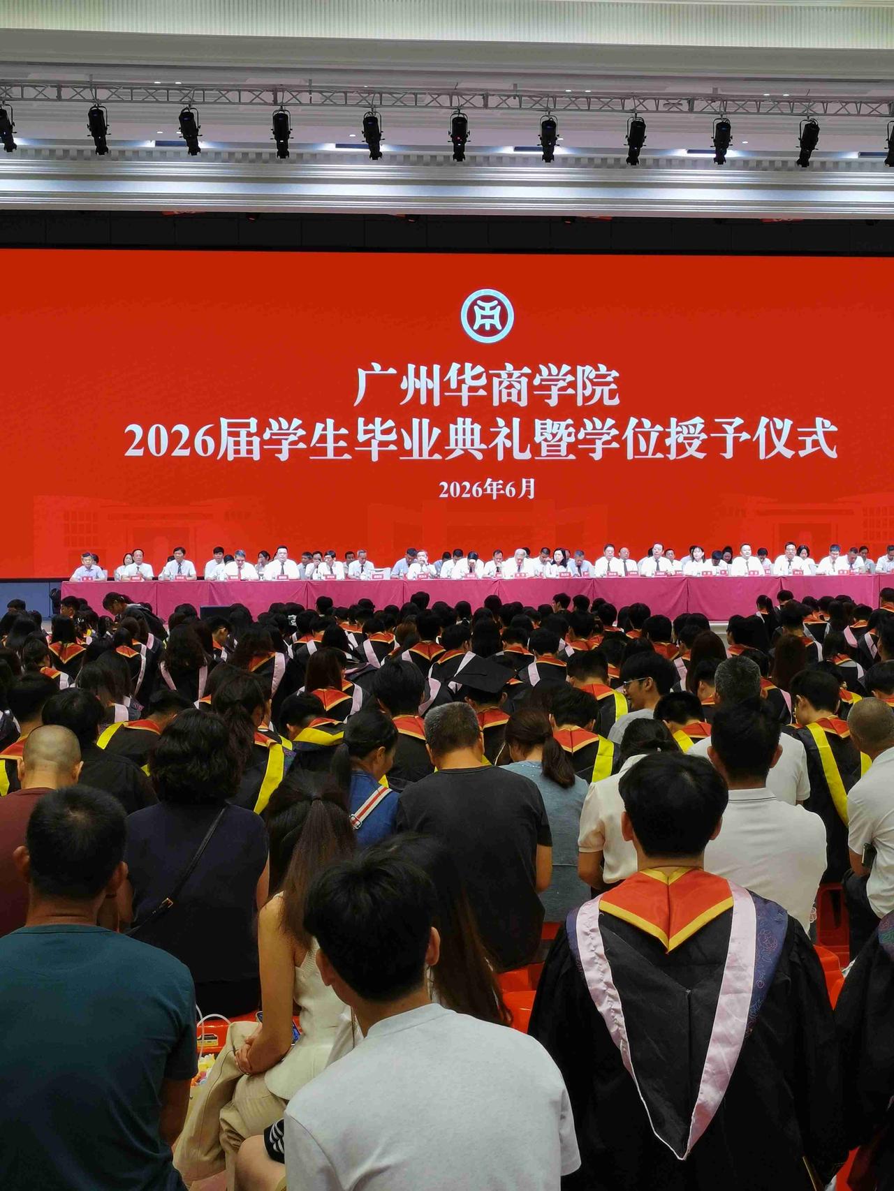 9000人的青春散场！广州华商学院毕业典礼泪点满满，愿你跃入人海，各有风雨灿烂…