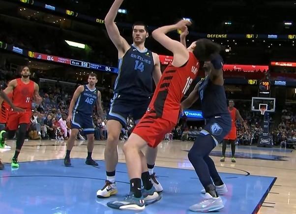 都是中国人！杨瀚森nba遇到老乡周志豪，背身单打暴扣，中国加拿大混血球员，小杨表