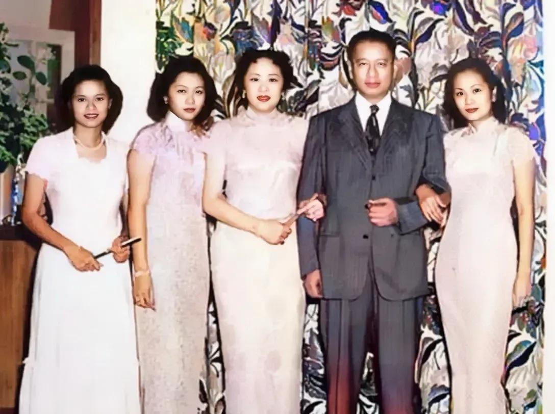 50年代，宋子文一家五口在纽约寓所拍摄的家庭合影，镜头中的宋子文西装革履，夫人张