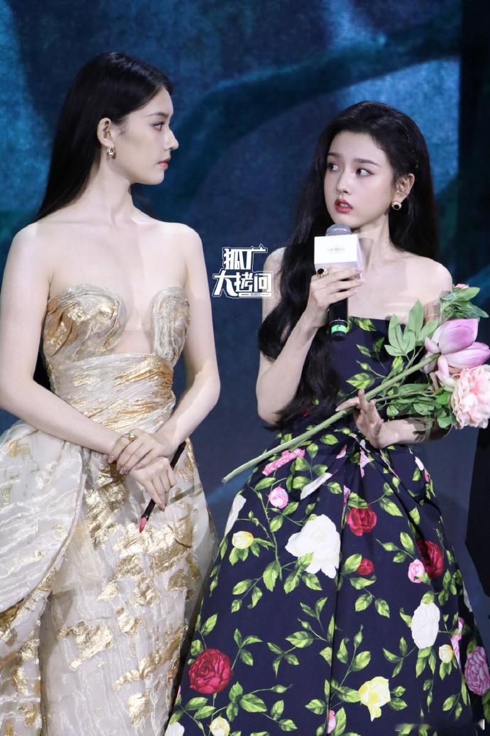 林允宋祖儿红毯对视这一刻美女之间的同框真的是赏心悦目了呀，不得不说林允宋祖儿
