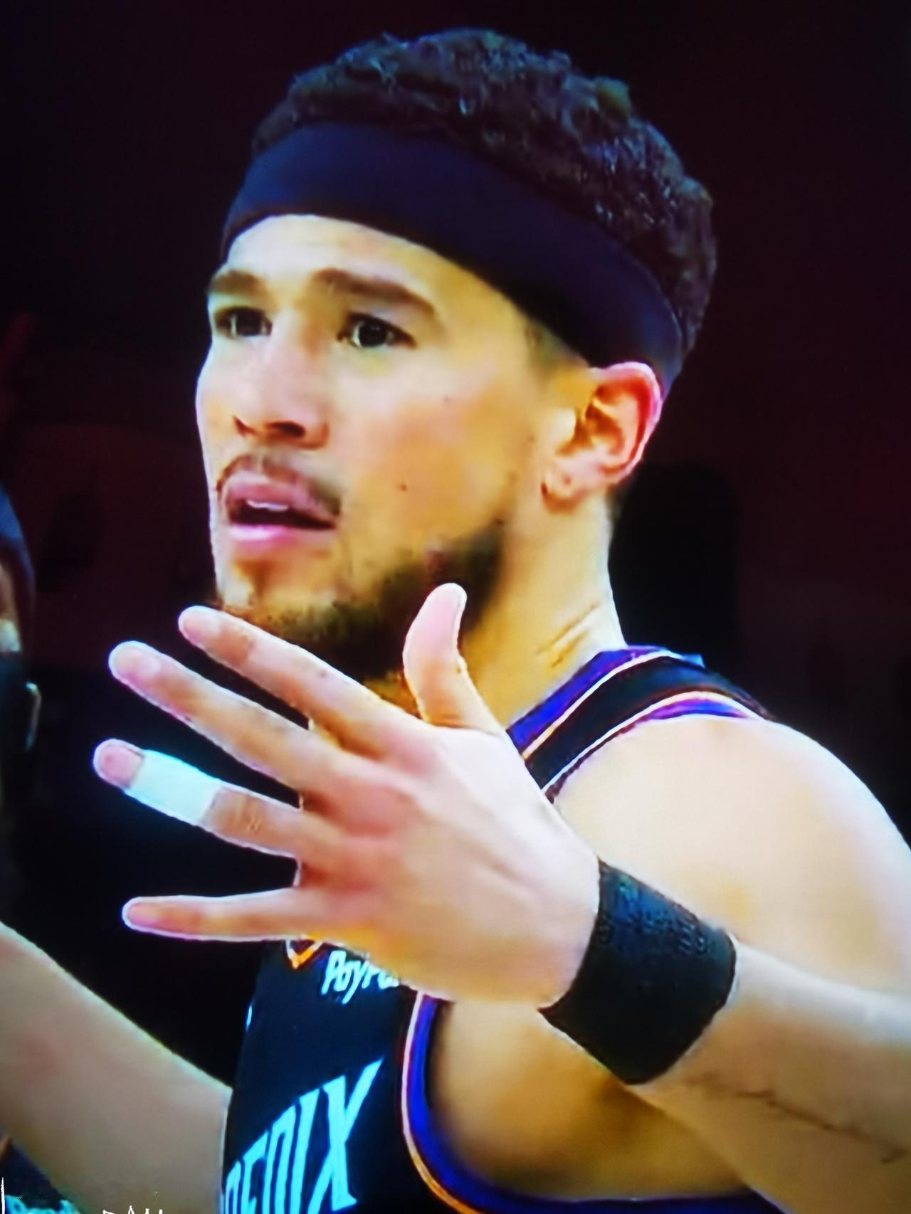 火箭两旧将扛不动布克西部附加赛，第七的太阳主场110-114