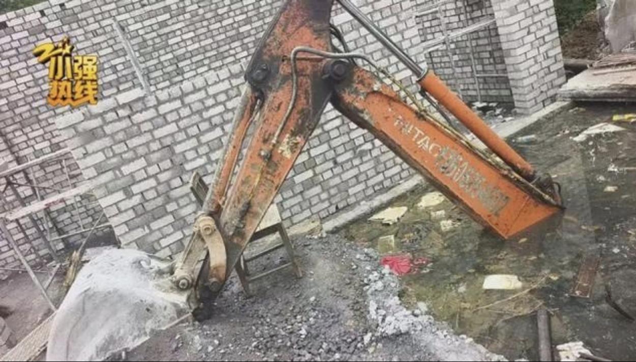 浙江绍兴诸暨，一男子在10年前30万买的挖机在黄金机械厂作业，而厂区道路下藏化粪