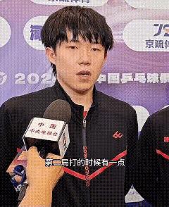 王楚钦突发低血糖！旁边那三位是谁？居然在一直笑！第二局的时候，王楚钦明显已经感