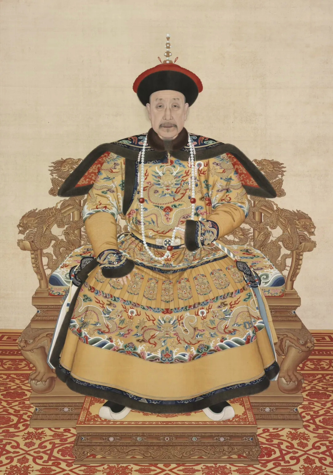 很多人印象里，乾隆是风流盛世天子，其实他驾驭官僚集团的手段相当冷酷。从登基到以太上皇离世，前后六十三