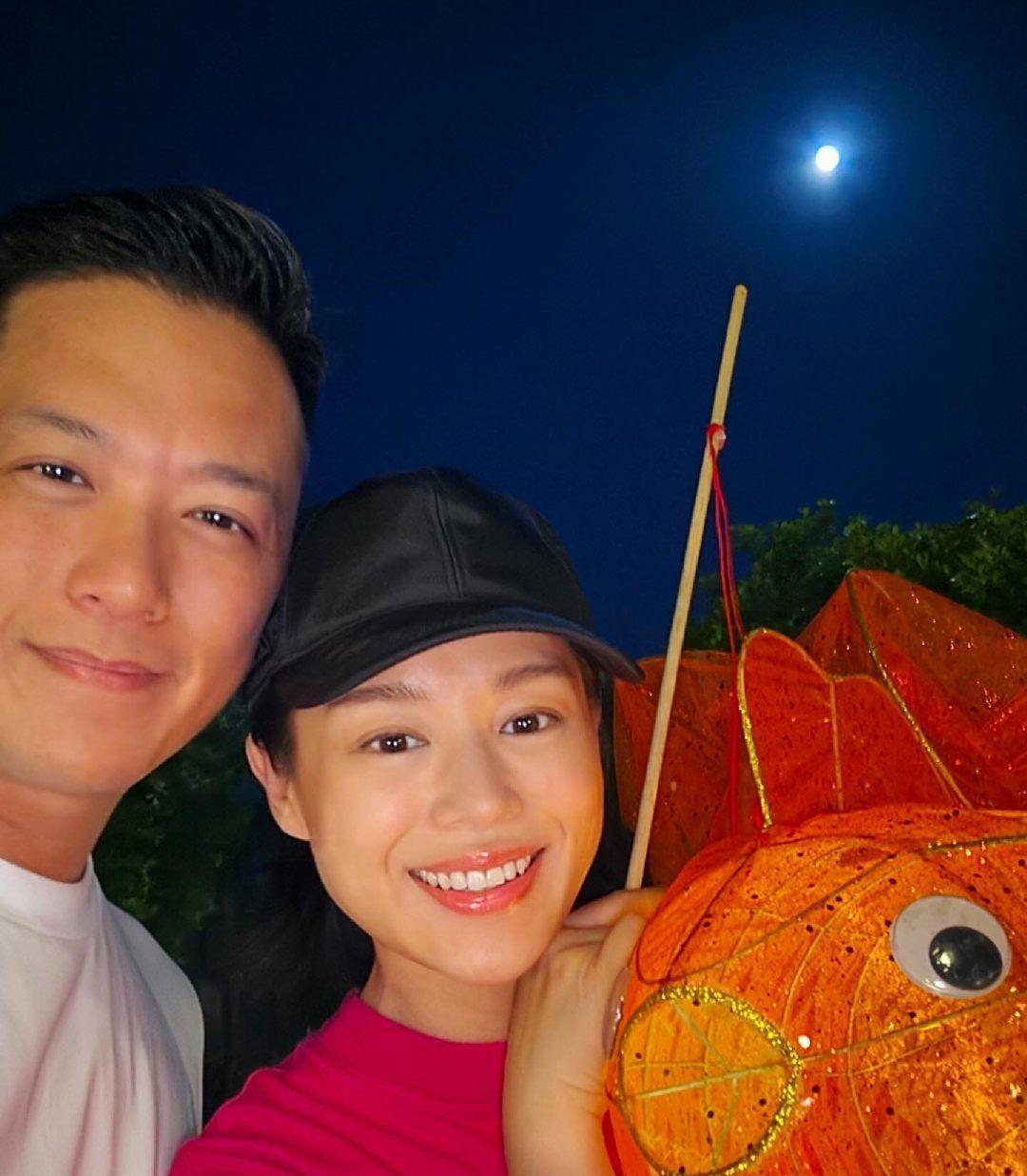胡杏儿和老公李乘德带三个儿子在中秋节晚上玩灯笼，一家人看起来好温馨。三个儿子的身