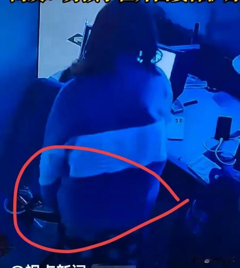 网吧惊现“女流氓”！强行坐腿脱裤欲“强奸”男子，网友炸锅：这也算犯罪吗！在这