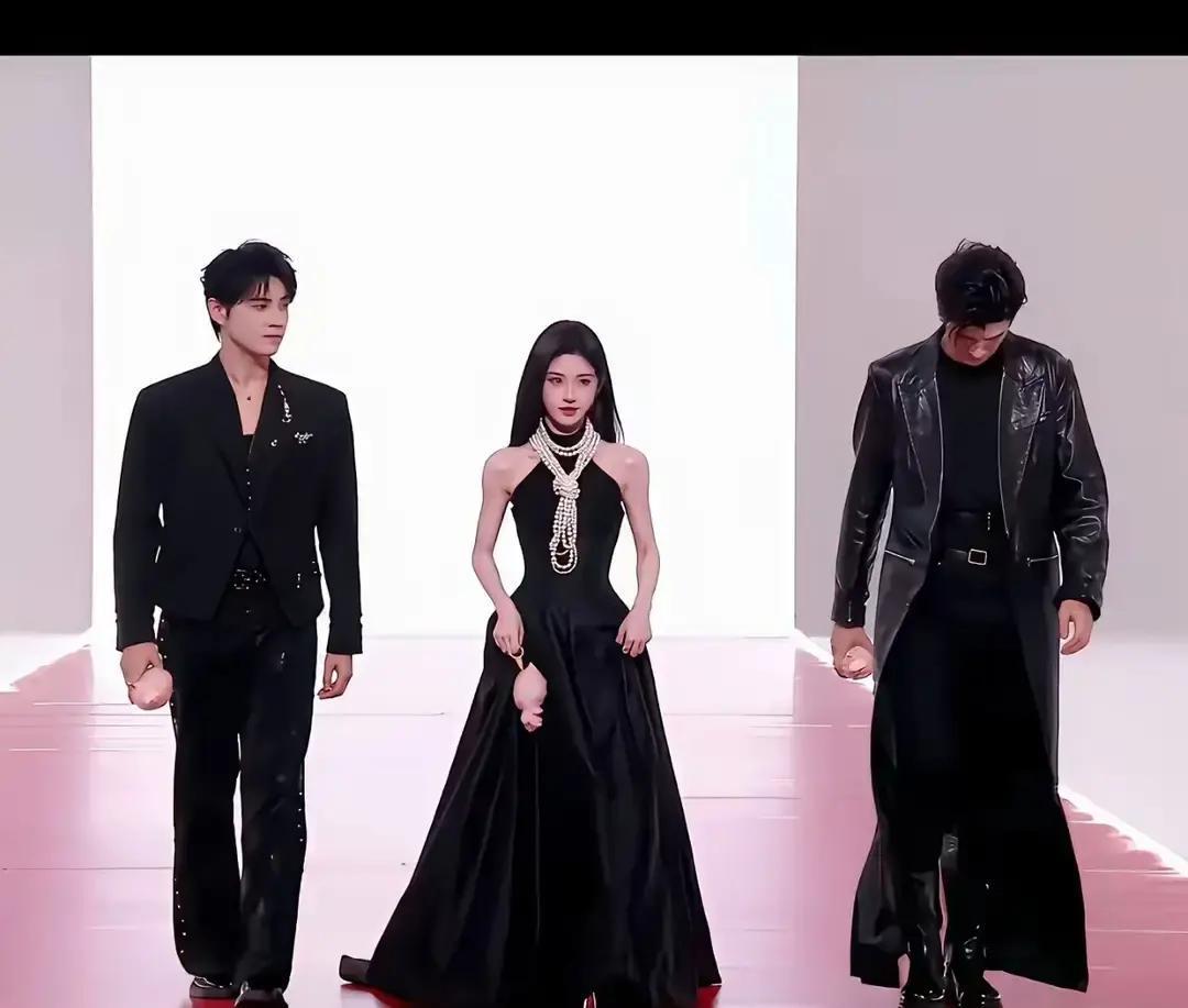 鞠婧祎被嘲像霸王龙一张旧图突然刷屏：她穿泡泡袖，肩线平直，胳膊短一截，评论