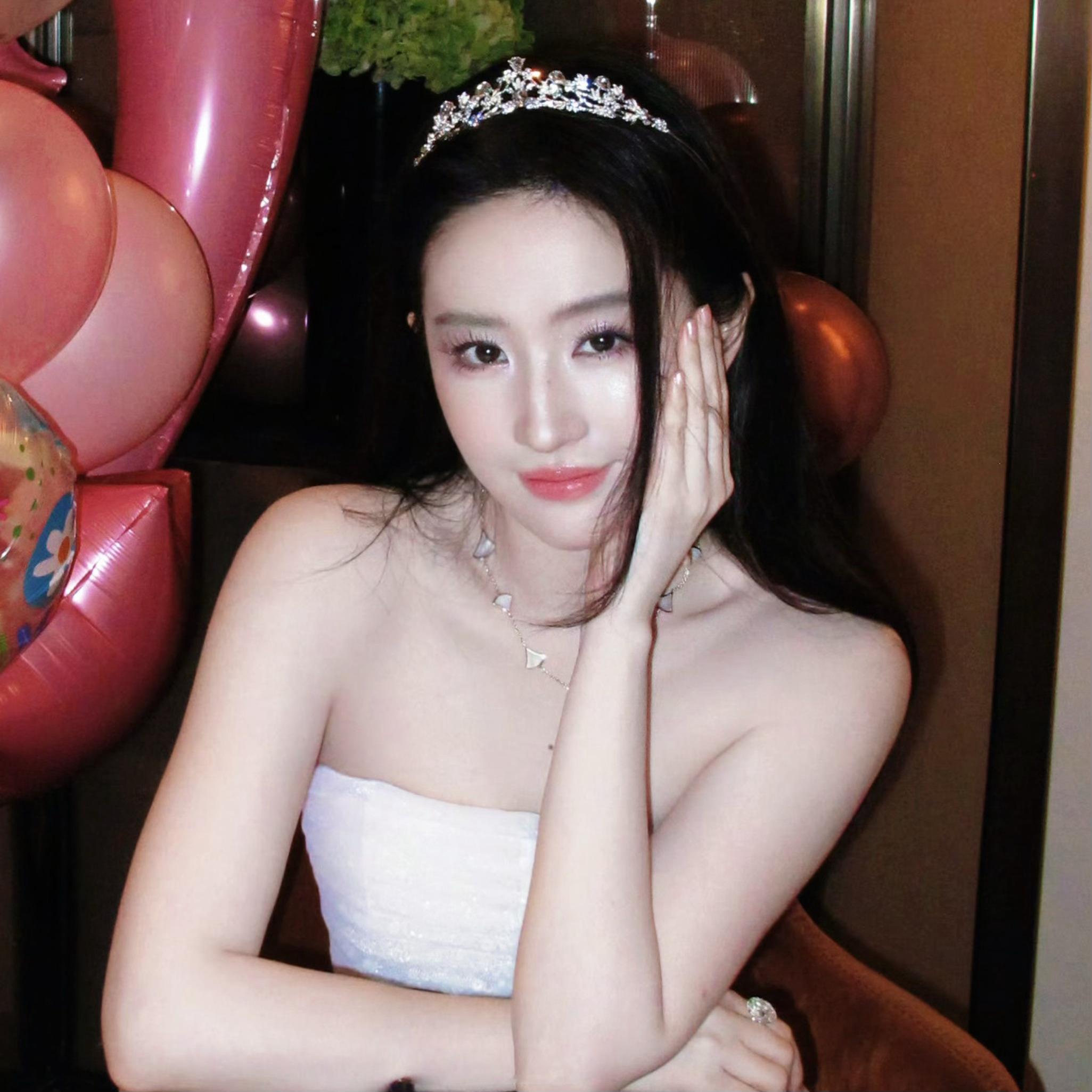 白天金九女王晚上变身粉粉嫩嫩的公主啦👸那就祝茜茜公主生日快乐🎂刘亦