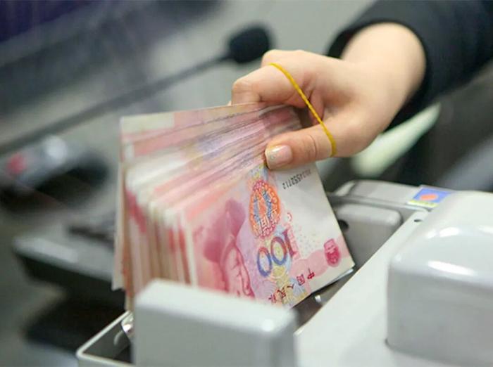 河南内乡，一男子1995年将1万元存进信用社，定期一年，月息9.15‰，转头忘得