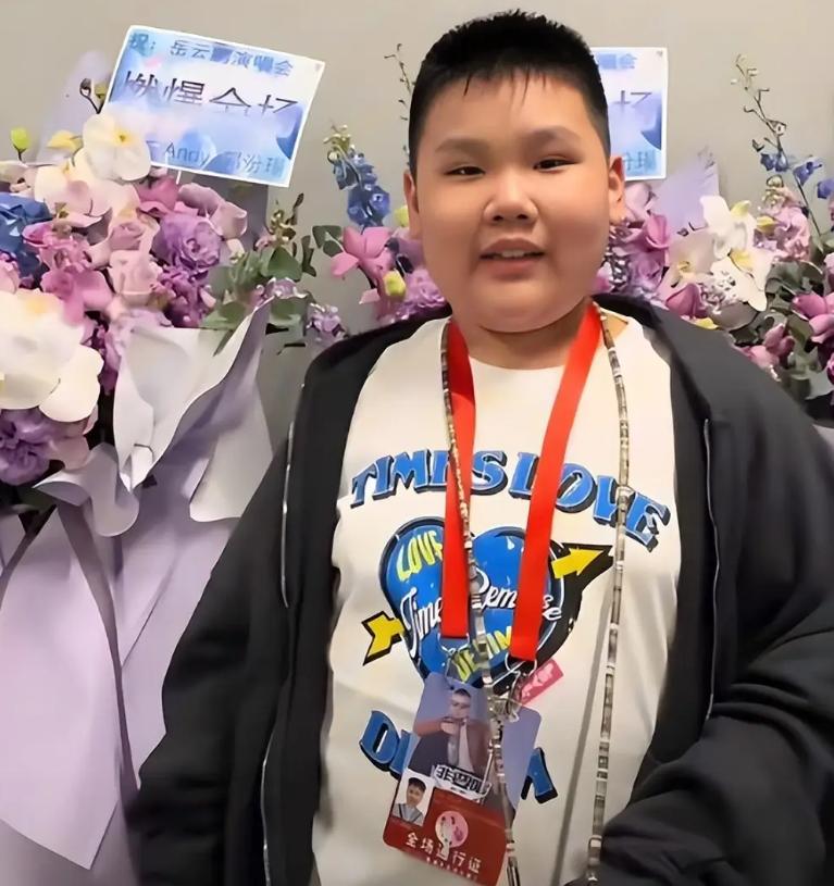 一直觉得很奇怪，郭德纲这么有钱，为什么他的老婆王惠和小儿子郭汾阳不请教练和营养师