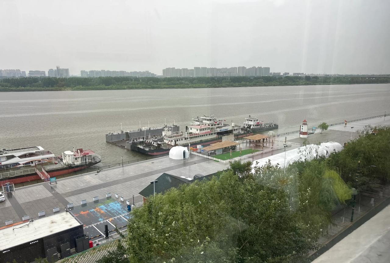 你能想象半个小时前的哈尔滨还是热浪滚滚，现在却凉得要穿长袖衣裤？这就是哈尔滨，这