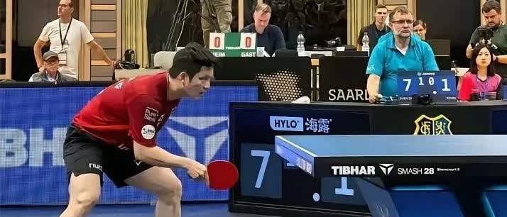 樊振东的接球站位，离球台这么远吗？刚才无意中在头条上看到了一张图片，是国乒名将樊