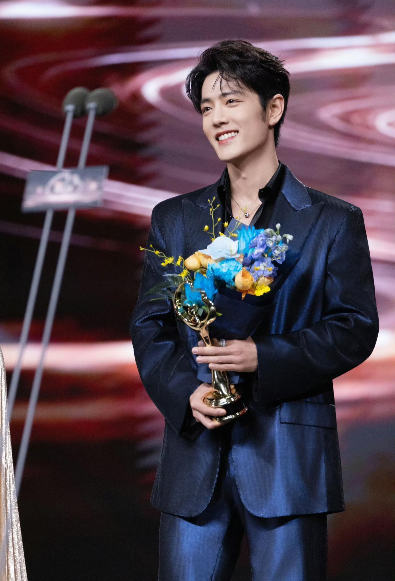 搞懂了肖战，就搞懂了内娱最大的一个误区：流量根本不是原罪，不会用才是。别人急着