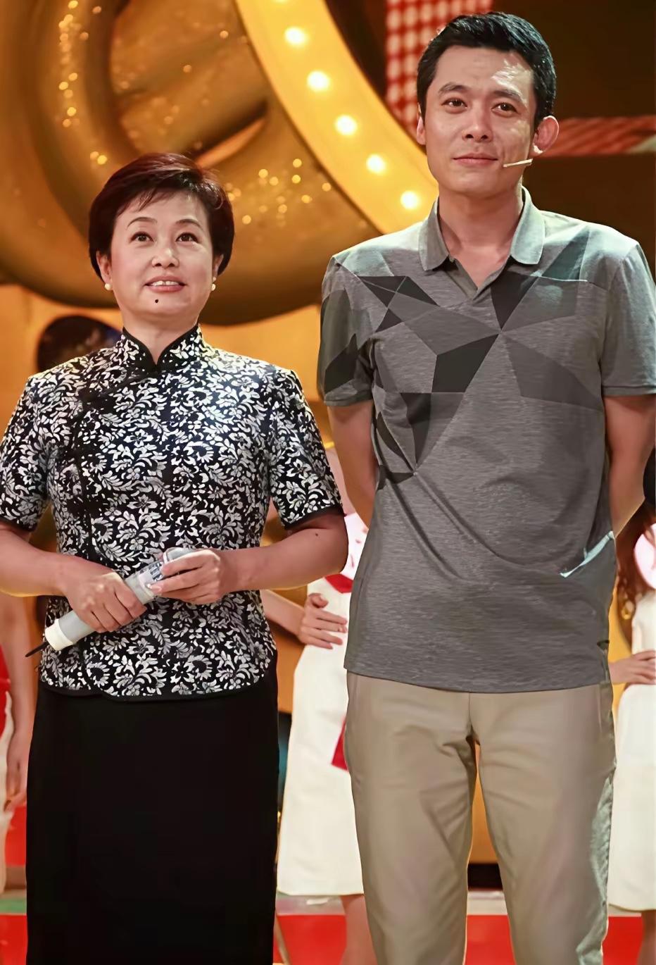 著名歌唱家朱明瑛儿子王珏高大帅气。朱明瑛唱（回娘家）（大海啊故乡）受到全国观