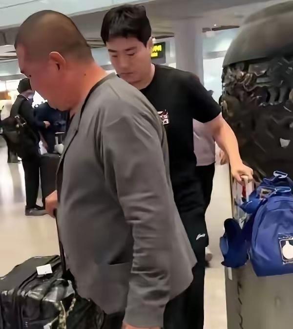 大胖回北京，居然是老丈人来接机！一开始看那中年大叔帮拿行李，还以为是他爸，俩人长