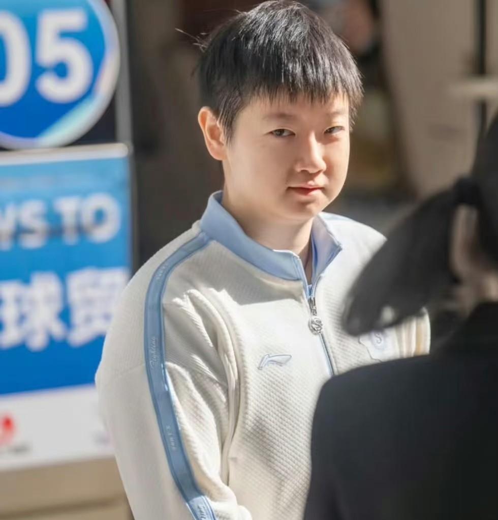 这下尴尬了不止现场的同学知道了就连网友也知道了，孙颖莎肯定是赖床了，头发