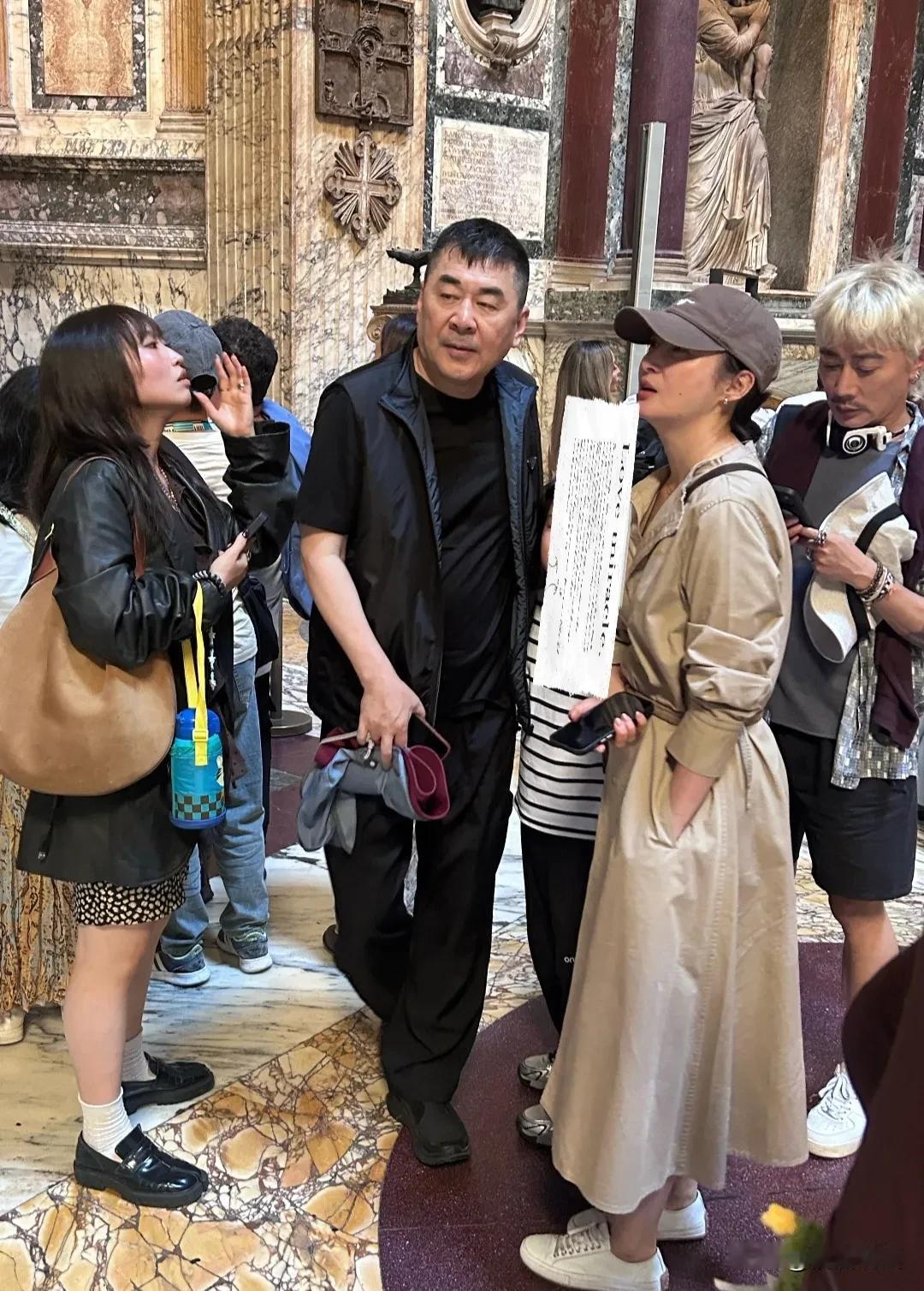 陈建斌和老婆蒋勤勤，带着小儿子现身罗马万神殿参观，蒋勤勤也终于把陈建斌熬成了“爹