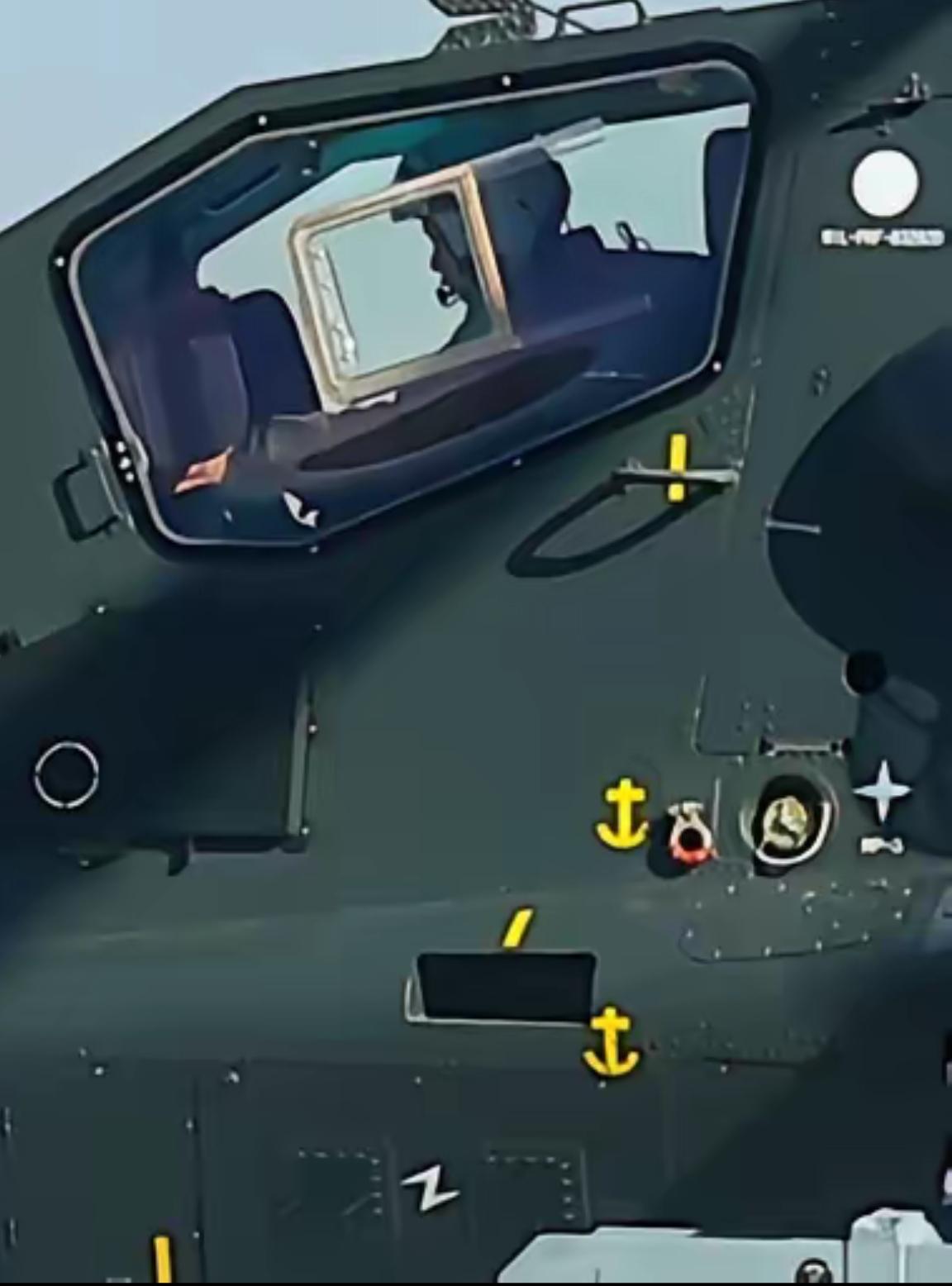 武直十武装直升机侧面照一角。这种像船上的铁锚样的黄色标识符号是干啥