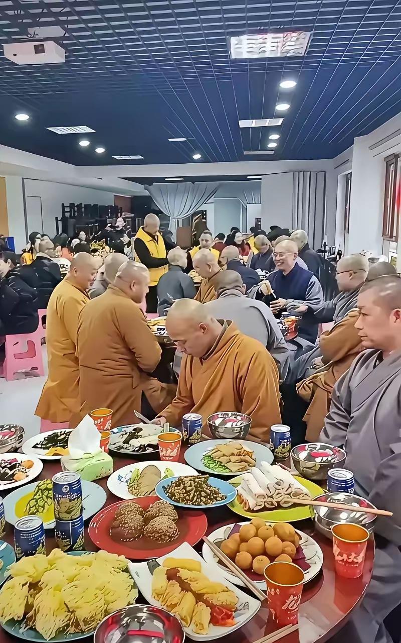 这僧人的饮食是不是需要限制一下，大肆吃喝总觉得与出家人的修行不符。寺庙本来是为出