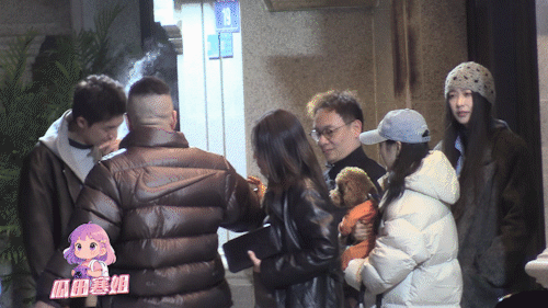 林更新聚餐喝酒林更新醉酒抱何与笑不活了，林更新咋喝成这样林更新评论区