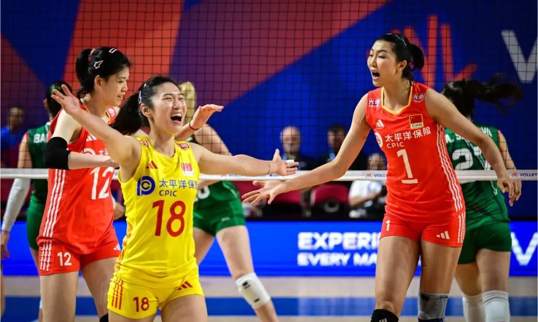 新一届的中国女排国家队24人名单中有三名自由人，分别是王梦洁、倪非凡和郑欣怡。