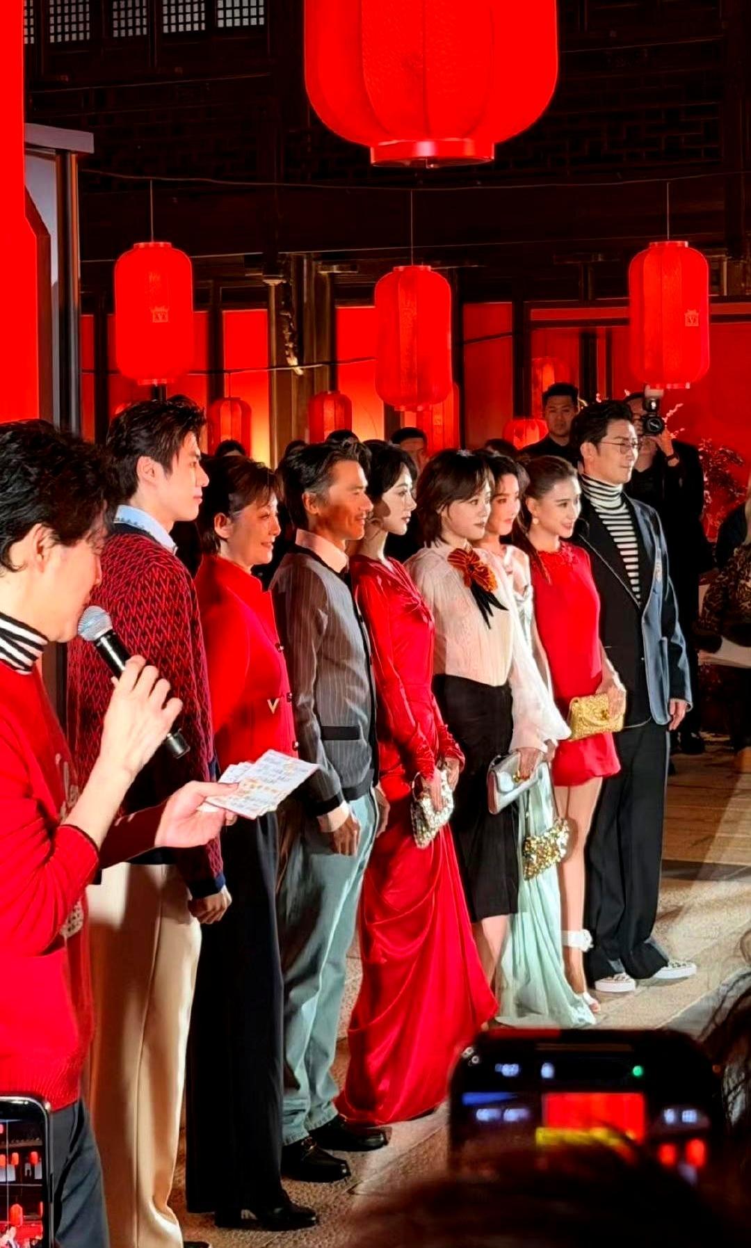 合照里她永远最显眼167cm只是官方数字，真正让她出挑的是脖子比旁人长一截