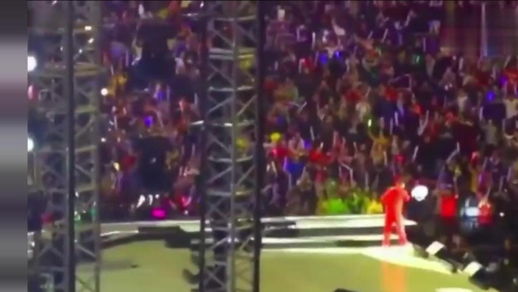 糖兄妹台上演唱《世界第一等》突然原唱伍佰登