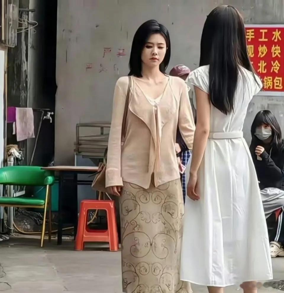 白鹿是不是H型身材，像个水桶一样[捂脸哭]​​​