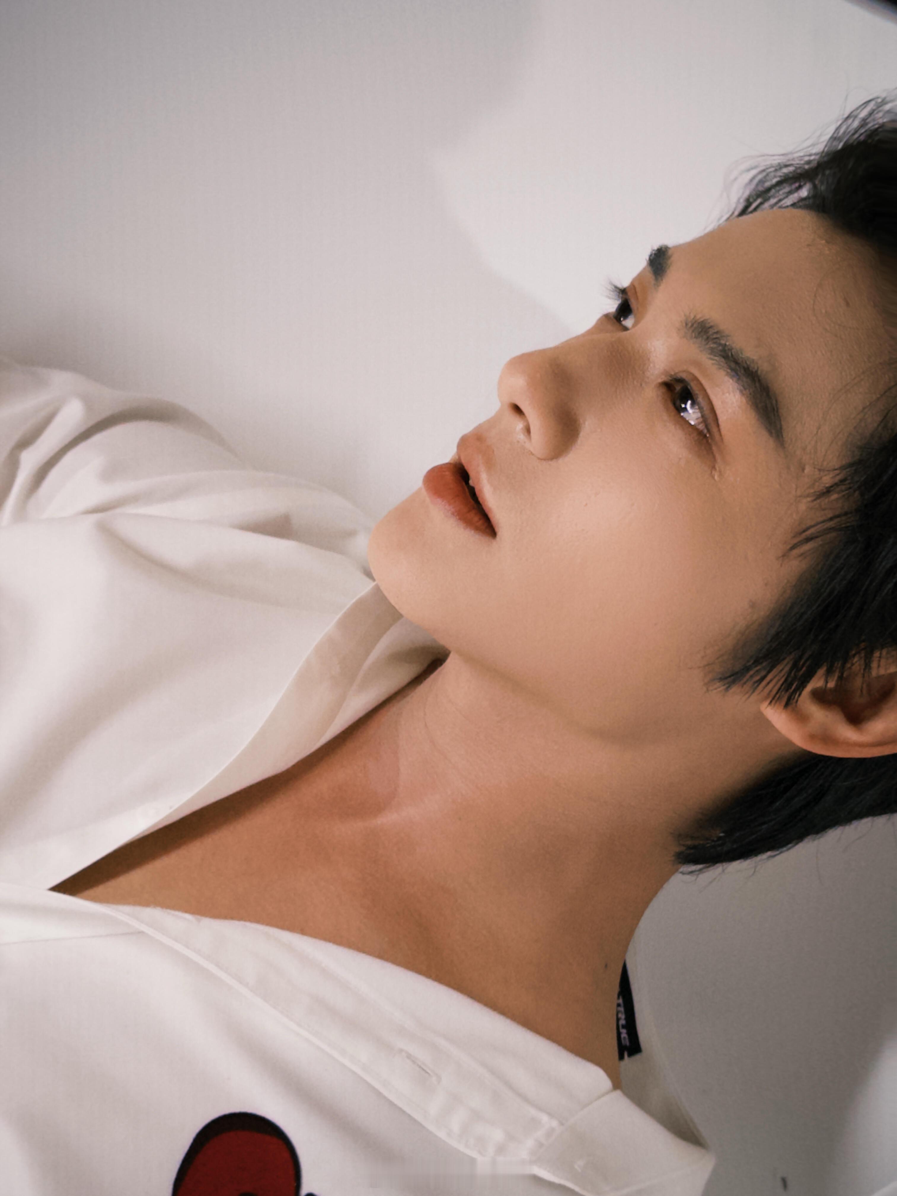 郑业成晒浴缸大片谁家穿着衣服进浴缸啊