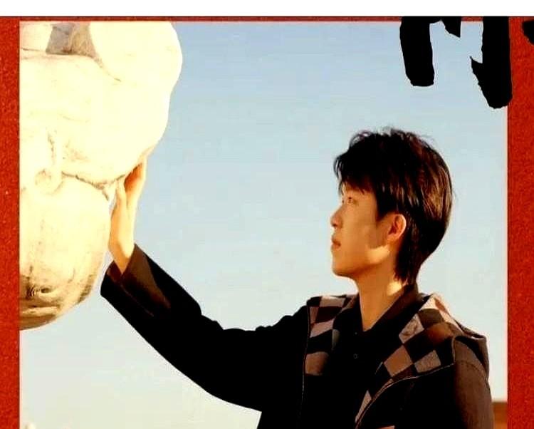 王楚钦这回没去拍流量写真，直接跑进故宫，给一块国产高端手表拍广告。网友一看，