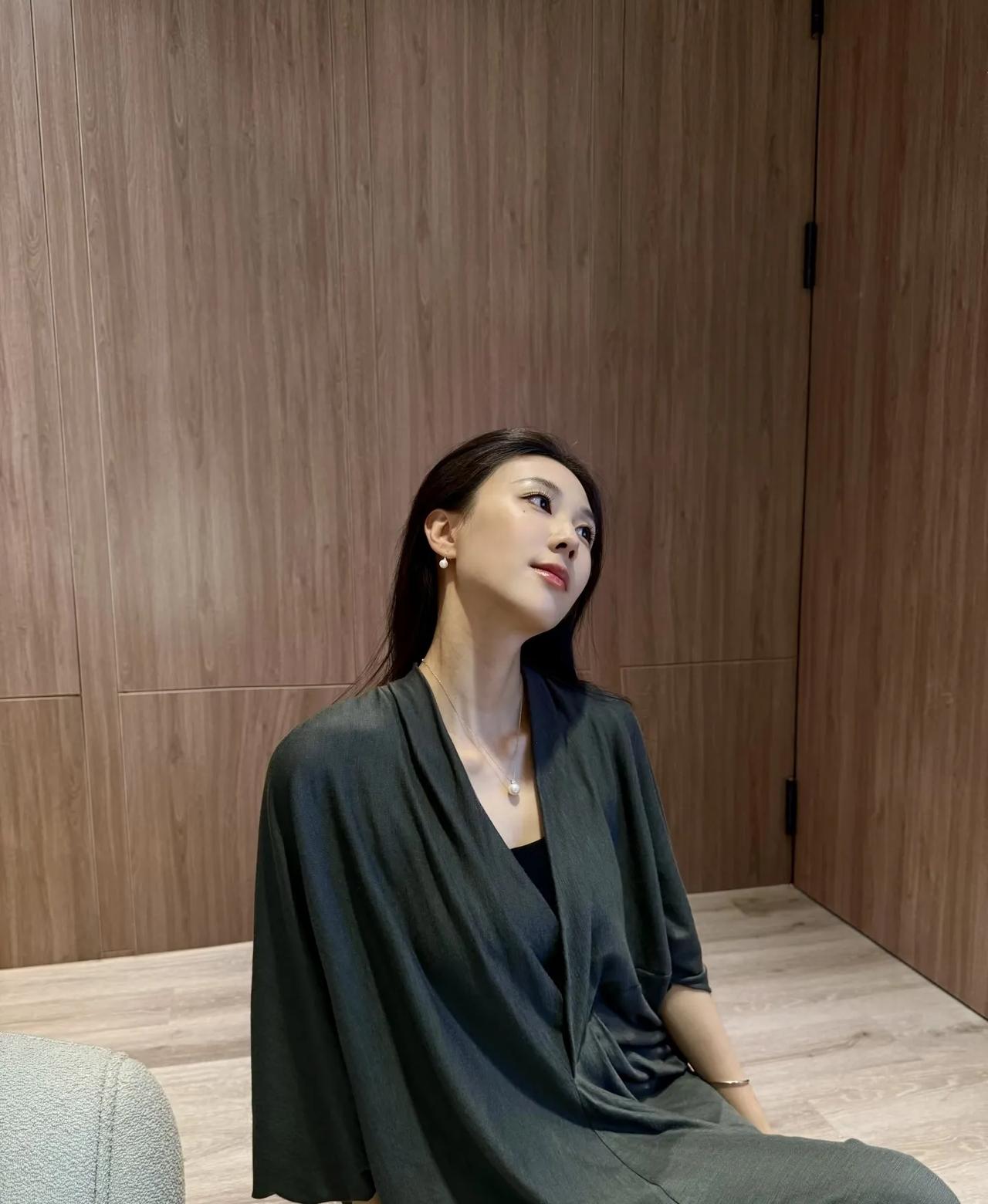 优雅气质，沉静如水，黑纱轻遮，韵味十足。