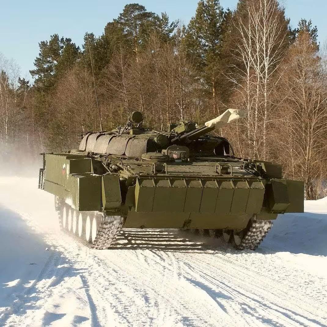 仅有这些是不够的，必须增加！随着弹药的进步，BMP-3步战车防护不足缺点进一步